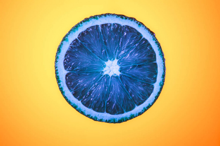 半蓝色橙色在着色的背景, 一个创造性的想法与柑橘果子照片