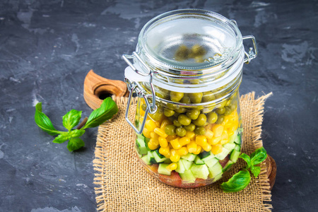 蔬菜黄瓜西红柿豌豆和玉米罐中的健康自制沙拉健康饮食排毒纯食物或素食概念