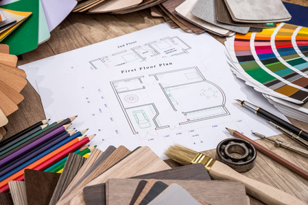 建筑图纸与调色板的颜色和木制采样器的家具设计室内工程。