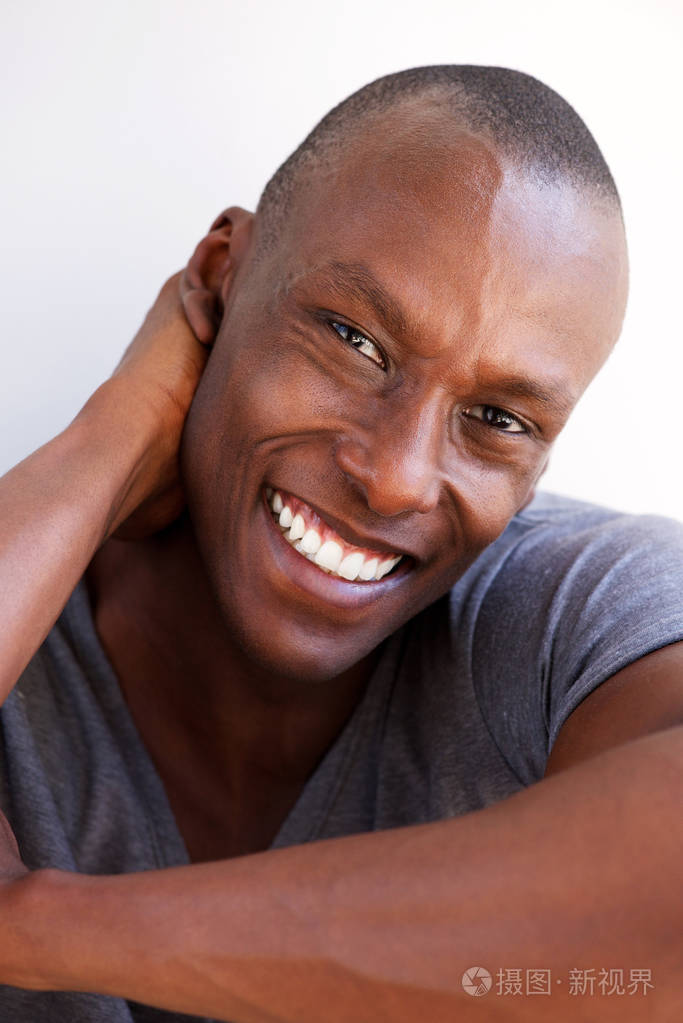 特写一幅英俊的非裔美国人的肖像他用手背着头微笑