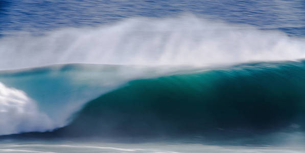 蓝色海洋大小牛波浪的长的曝光的图片加利福尼亚