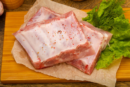 生猪肉排骨准备做饭。 加香料