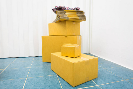 纸板箱在房间送货服务理念
