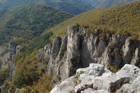 令人惊叹的保加利亚伊斯卡峡谷巴尔干山脉全景