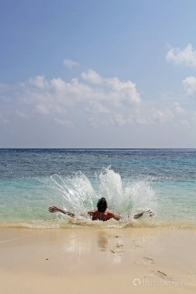 人在海边倒立掉进水里