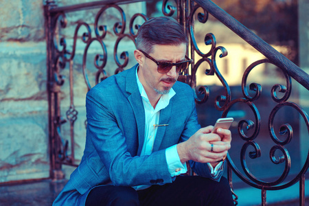 时尚成熟男子使用电话外图片