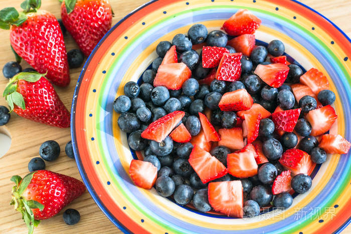 彩盘上的蓝莓和草莓片