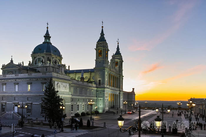 西班牙马德里市阿尔穆迪纳大教堂日落景色