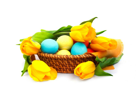 复活节彩蛋在篮子里的郁金香