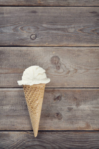 牛奶冰淇淋晶片锥顶视图