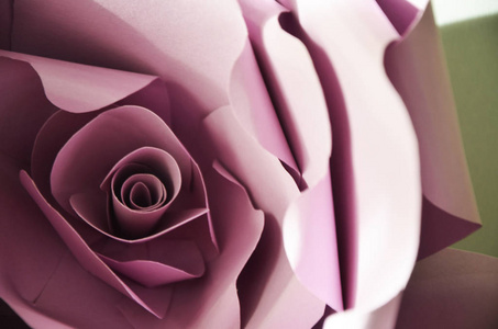 纸花白色背景。彩色手工纸花在粉红色的背景。老式的纸花。超紫, 灰色, 花纸背景图案可爱的风格。纸制玫瑰