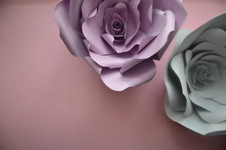 白色背景上的纸花。 粉红色背景上五颜六色的手工纸花。 老式纸花。 紫外线灰色花纸背景图案可爱的风格。 玫瑰是用纸做的。