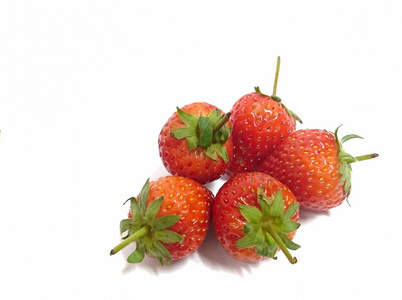 在白色背景下分离出的红色草莓，它是新鲜和健康的，它应该在屏幕上或在餐厅的菜单上。