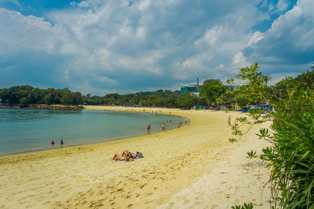 美丽的户外美景, 在新加坡圣淘沙的黄色沙滩和热带海滩上享受不知名的人们