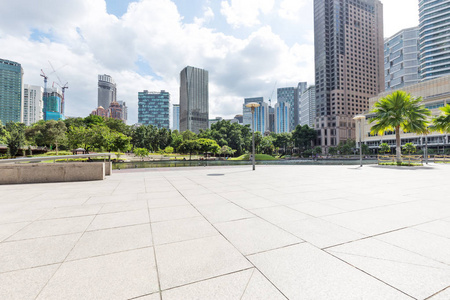 吉隆坡市中心的空大理石地板和现代建筑在云天