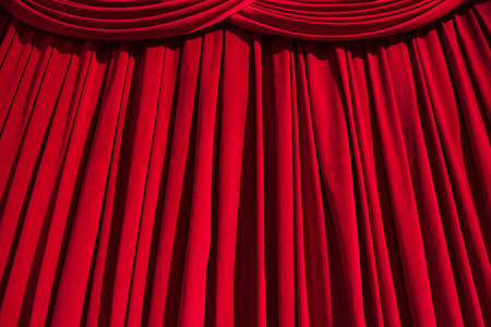 红色窗帘剧院背景与褶皱阴影和高光。