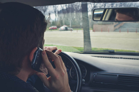 开车帅哥开车时使用智能手机的帅哥照片