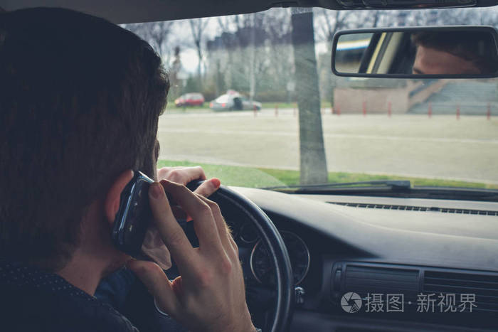 开车时使用智能手机的帅哥