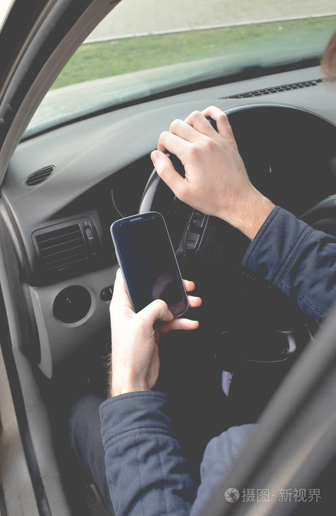 开车时使用智能手机的帅哥