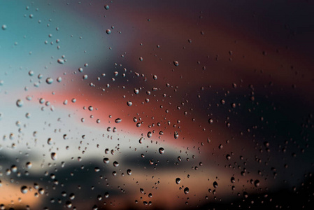 雨滴和彩色天空