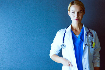 年轻女医生的白大褂站在医院的肖像