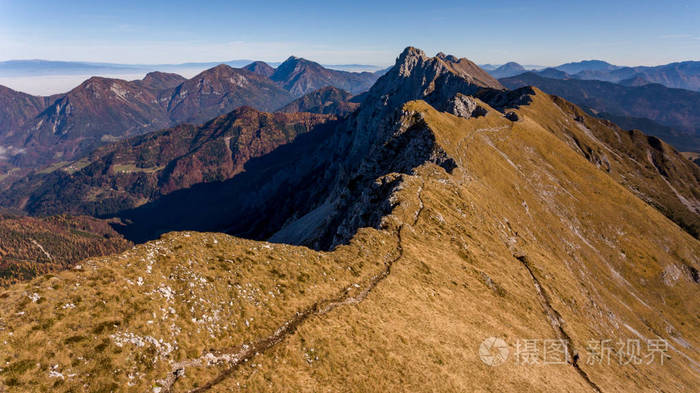 壮观的山山脊在秋天颜色的鸟瞰
