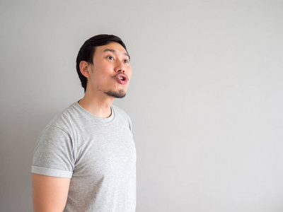 男人用嘴巴呼吸和吹气感到快乐照片