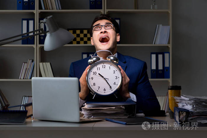 员工熬夜完成审计工作