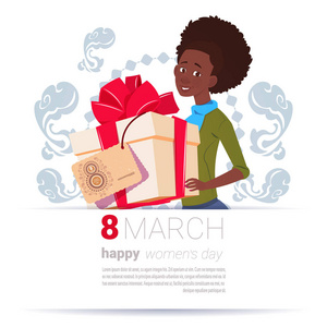 非洲裔美国女孩拿着礼物盒与3月8日标记快乐女性日背景创意贺卡设计