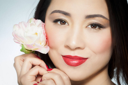 美丽的亚洲妇女与化妆