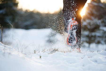 冬季雪林运动鞋中跑步人的形象