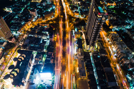 夜间交通3角路口道路车灯模糊背景