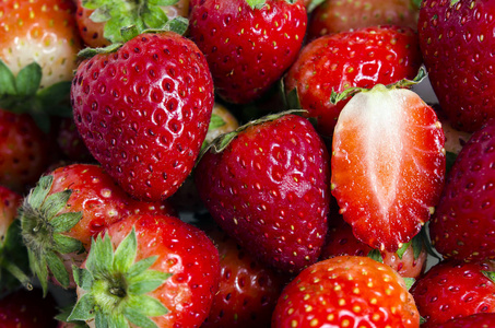 孤立在白色背景上的红色成熟草莓果实的组