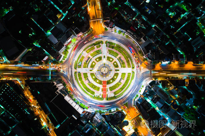 环形交叉路口交通道路,车灯运动鸟瞰图