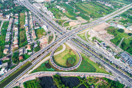 农村交通以上交通路口农村公路车绿树绿交通理念照片
