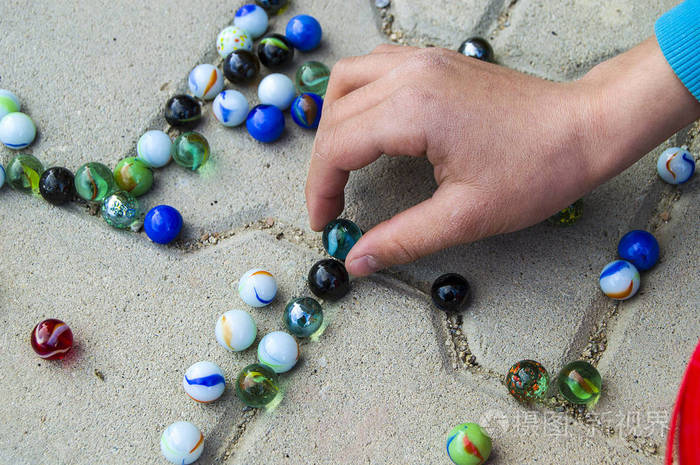 孩子们玩彩色的球,在街童里玩游戏,收集彩色的球,彩色的玻璃球