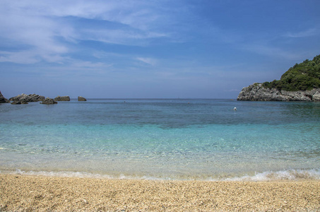 美丽的海滩场面在希腊Sarakiniko 海滩在帕尔加附近