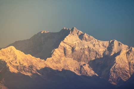 Kanchenjunga 在日出之光中