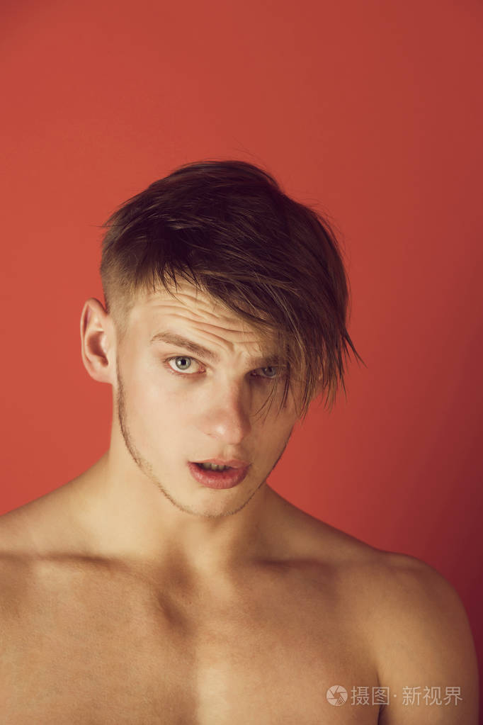 英俊的脸庞和金色的头发的男人