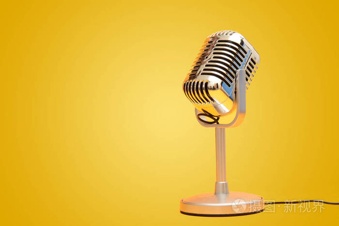 复古老式麦克风在黄色背景工作室