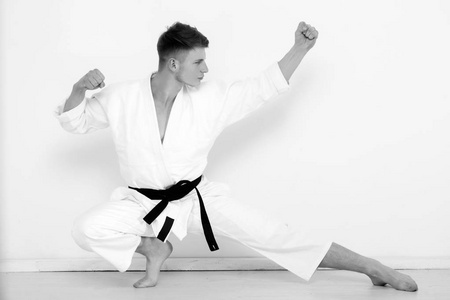 战斗机,强空手道在低的格斗姿势摆姿势照片