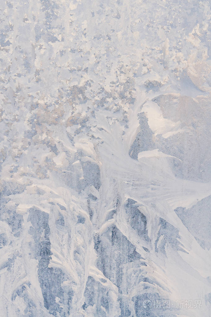 冰冻冰窗上的冬季冰霜图案