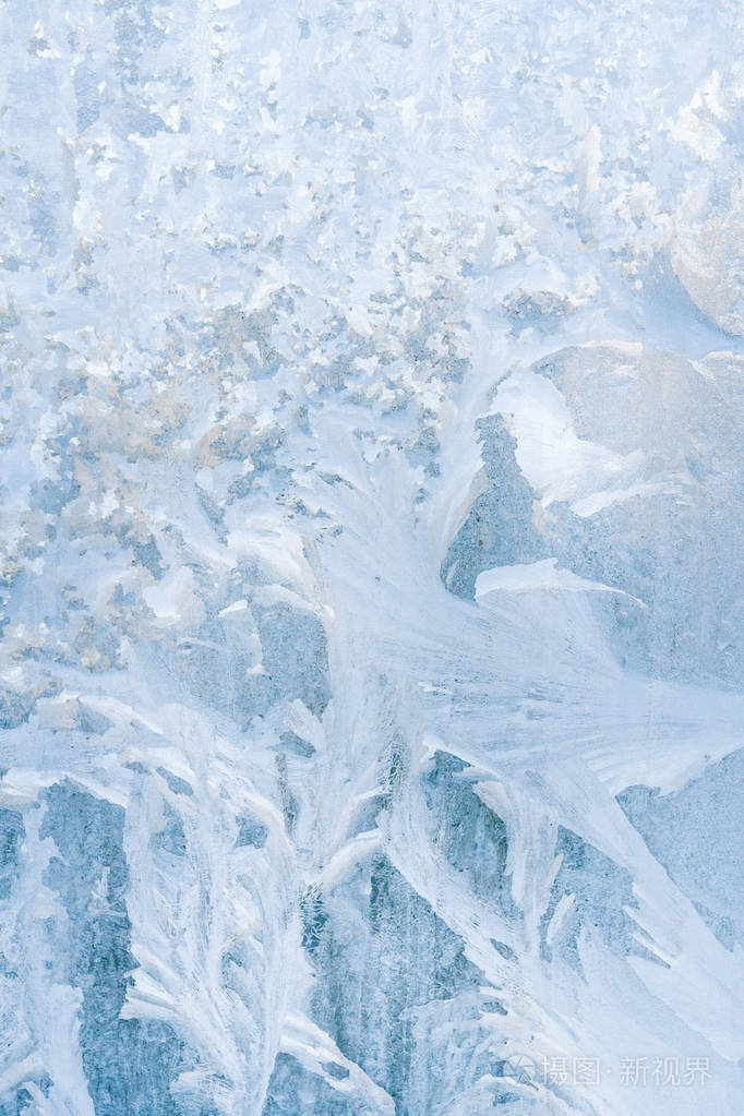冰冻冰窗上的冬季冰霜图案