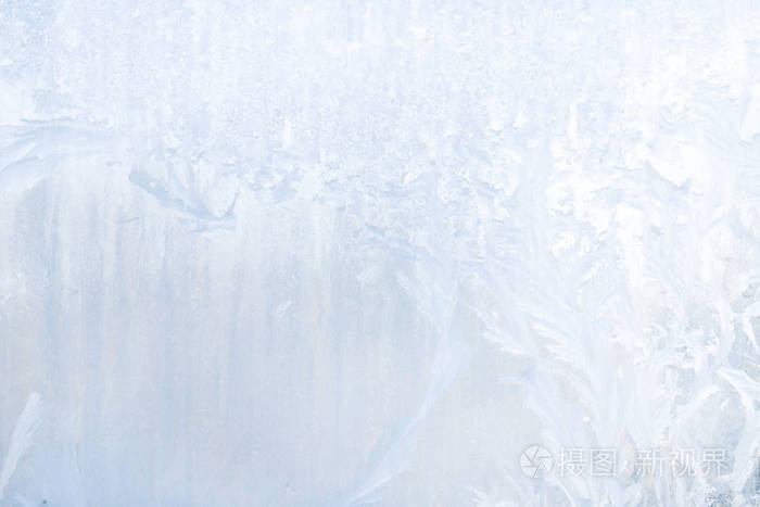 冰冻冰窗上的冬季冰霜图案