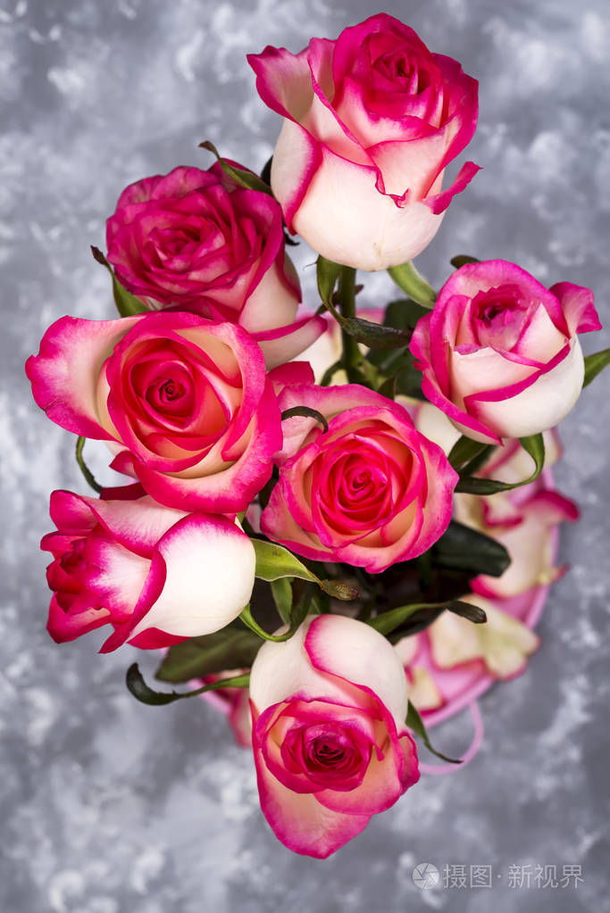 石桌上的红白玫瑰花花束