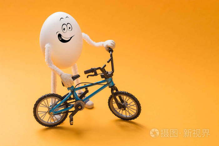 快乐有趣的微笑鸡蛋与自行车