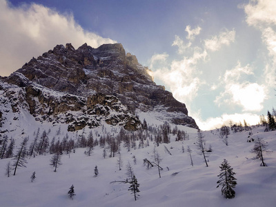 意大利佩尔莫02252018年走过雪山周围