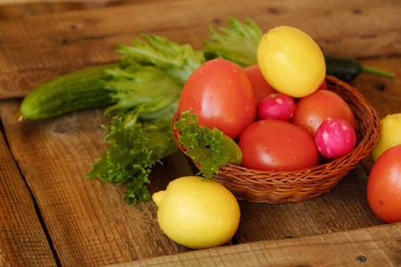 木制桌子上的夏季蔬菜和水果