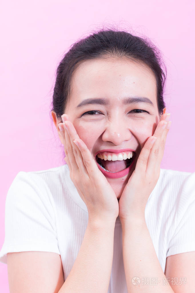 与震惊的面部表情.惊讶的美丽的女孩的肖像, 她的头在惊讶和开放的嘴