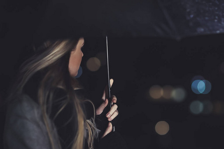 夜雨中的女性户外活动